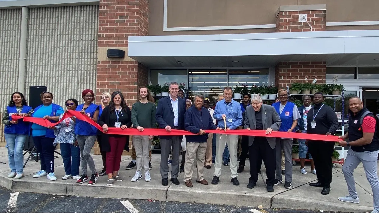 Ocean State Job Lot Dover store associates gather around John Brown, District Team Leader, Ocean State Job Lot; Mayor Robin Christiansen; Rich Lorntzen, Store Team Leader, Ocean State Job Lot; and Council President Fred Neil for the ribbon cutting celebrating the opening of OSJL’s first store in Delaware.