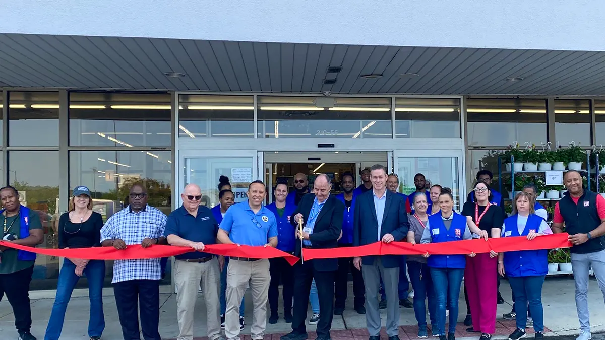 Ocean State Job Lot’s Easton store associates gather around Laura Richeson, Director of Development & Marketing, Talbot Interfaith Shelter; Councilman Rev. Elmer Neal Davis Jr.; Councilman David Montgomery; Council President Don Abbatiello; Store Team Leader Bob Thomas; and District Team Leader John Brown for the ribbon cutting celebrating the opening of OSJL’s store in Easton, MD.